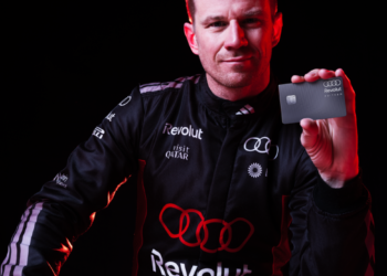 Niko Hulkenburg holding a silver Revolut card