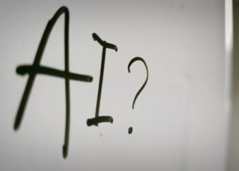 Report flags AI challenges for financial marketers